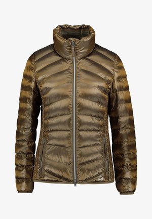 Doudoune en bronze avec texture matelassée, fermeture éclair sur le devant, associée à un pantalon vert foncé et des baskets noires. T-shirt blanc simple en dessous.