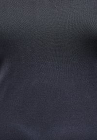 Melnas audums ar gludu tekstūru, kas izceļas ar vieglu spīdumu. Materiāls ir stiepjams, radot cieši pieguļošu izskatu.