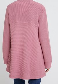 Maglione rosa lavorato a maglia con un motivo testurizzato, dotato di maniche lunghe e un fit rilassato, che si restringe in vita con un orlo arrotondato.