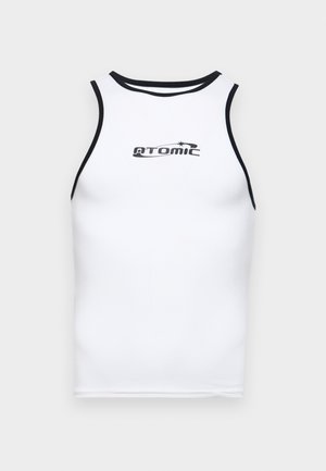 Biała bezrękawnik z czarnym wykończeniem, gładką fakturą i nadrukowanym logo "ATOMIC" umieszczonym na środku klatki piersiowej.