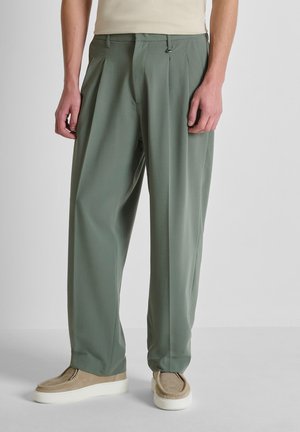 LEON WIDE LEG FIT ELASTIC ON BACK WAIST AND PLAQUETTE - Pantaloni - green