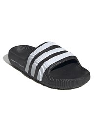 Crne japanke s tri horizontalne bijele pruge na gornjem dijelu. Teksturirana guma na podlozi i valoviti uzorak na unutrašnjosti za udobnost.