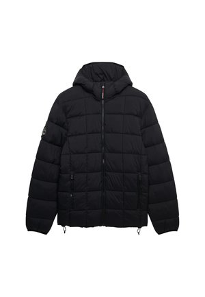Zwarte donsjas met een ritssluiting aan de voorkant, vastgezette capuchon en doorgestikt ontwerp. Voorzien van twee zijzakken en een verstelbare zoom.
