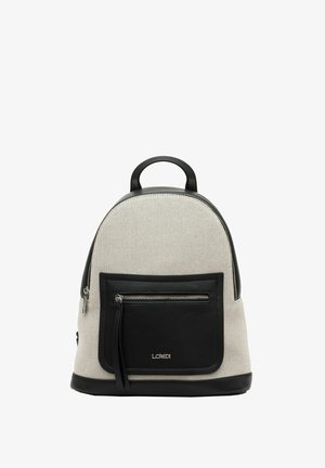 Sac à dos gris clair avec des accents en cuir noir, forme arrondie, une poignée supérieure et une poche frontale zippée. Surface en tissu texturé.
