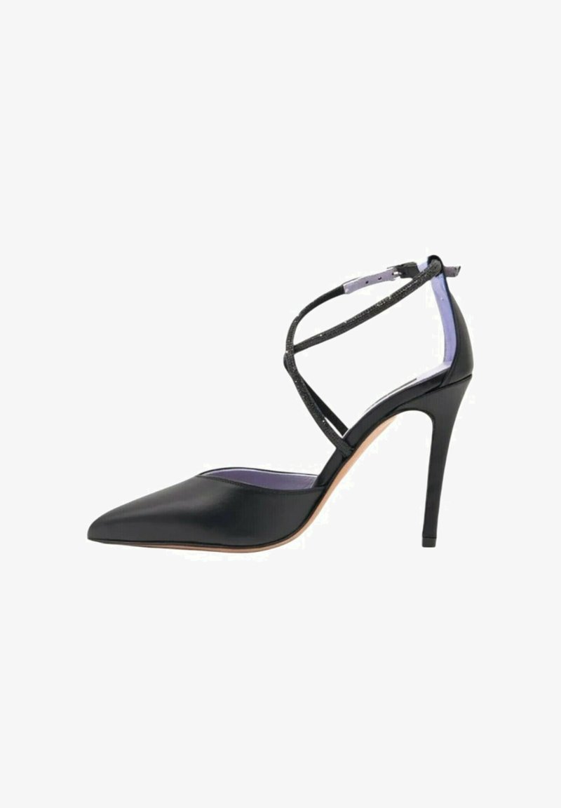 Pompa nera con tacco alto realizzata in pelle liscia. Presenta una punta appuntita, una cinghia incrociata alla caviglia e un interno lavanda a contrasto.
