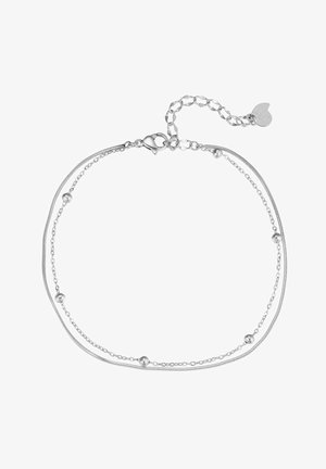 Bracelet de cheville en double chaîne argentée avec des perles rondes lisses, un fermoir à ressort et une extension de chaîne ornée d'un charm en forme de cœur.