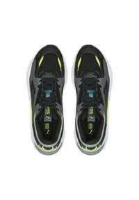 Scarpe sportive nere e grigie con materiali in rete e sintetici, dettagli verdi, design con lacci e suola in gomma testurizzata.