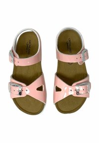 Sandali in pelle sintetica rosa con due cinturini regolabili, fibbie in argento e dettagli ritagliati. Suola in sughero e suole in gomma bianca.