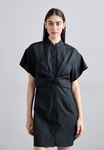 Schwarzes Hemdkleid mit einem verdrehten Vorderdesign, kurzen weiten Ärmeln und einer taillierten Silhouette aus einem glatten, strukturierten Stoff.