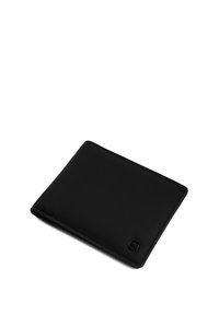 Černá kožená peněženka s hladkým povrchem, designem na dvě sklady, zaoblenými rohy a subtilním logem v pravém dolním rohu.