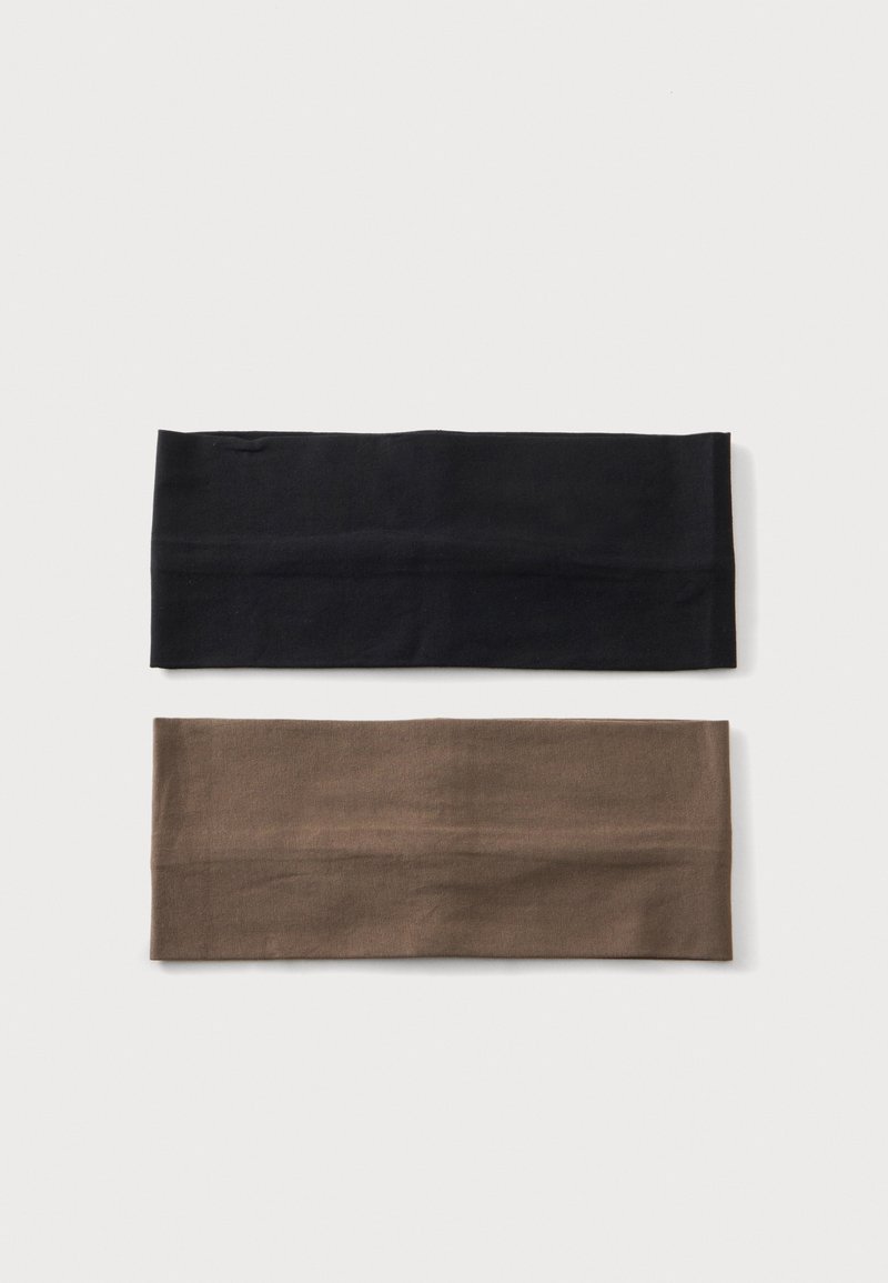 Deux bandeaux en tissu pliés à plat, un noir au-dessus et un marron en dessous, sur un fond blanc uni.