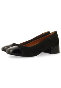 Bailarinas de ante negro con punta redondeada brillante en negro, tacón bajo y forro interior suave. Diseño simple y clásico.