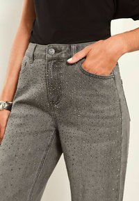 Lipsy MID RISE WIDE LEG-PETITE - Platėjantys džinsai - grey diamante
