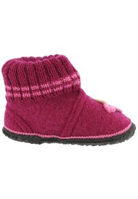 Roze wolslipper met een gebreide bovenkant, een gestructureerd lichaam en een donkere rubberen zool. Verfraaid met een lichtroze pompon detail.
