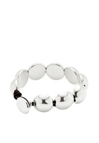 Bracelet en argent composé de perles ovales, avec une surface lisse et brillante et une bande élastique foncée pour la flexibilité.