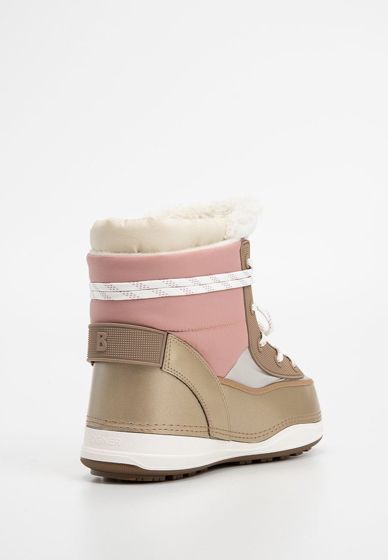 Stivali invernali color sabbia e rosa con risvolto in pelliccia sintetica, lacci bianchi e dettagli accentuati testurizzati. Presentano una finitura liscia e lucida con una suola robusta.