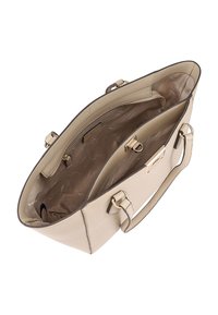 Sac à main en cuir beige avec quincaillerie dorée, poignées doubles et un intérieur spacieux comprenant une poche zippée et un doublure lisse.