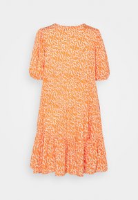 Kortärmad orange klänning med vitt abstrakt mönster, flödande passform och volangkant. Tillverkad av lätt, texturerat tyg.