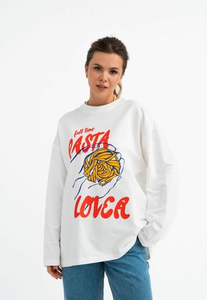 Witte sweatshirt met een kleurrafische afbeelding van pasta in een hand, met de tekst "full time PASTA LOVER" in rood en blauw. Casual pasvorm.