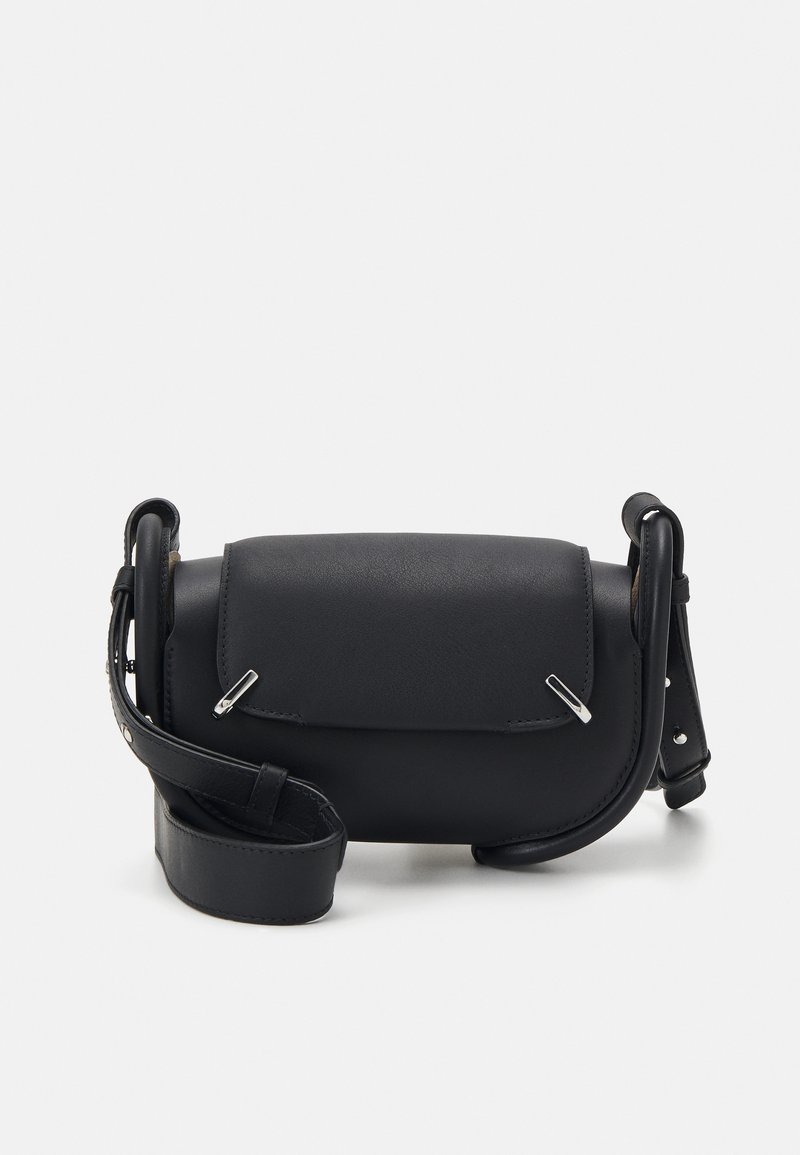 Bolsa de couro preta tipo crossbody com uma textura suave, forma arredondada, fecho de aba, detalhes em metal prateado e uma alça ajustável.