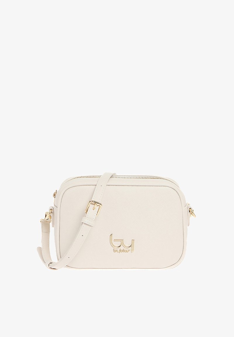 Borsa a tracolla bianca in pelle sintetica testurizzata, forma rettangolare, con dettagli in oro, tracolla regolabile e logo sulla parte anteriore.