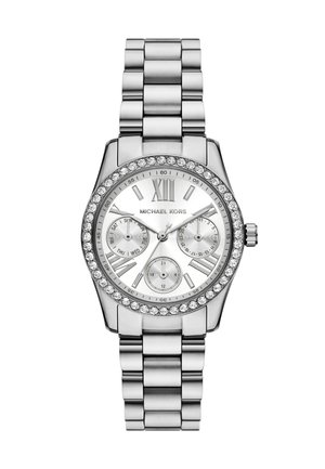 Sølv metal armbåndsur med krystalramme, hvid urskive, romertal, tre underinddelinger, der viser dag, dato og 24-timers tid.