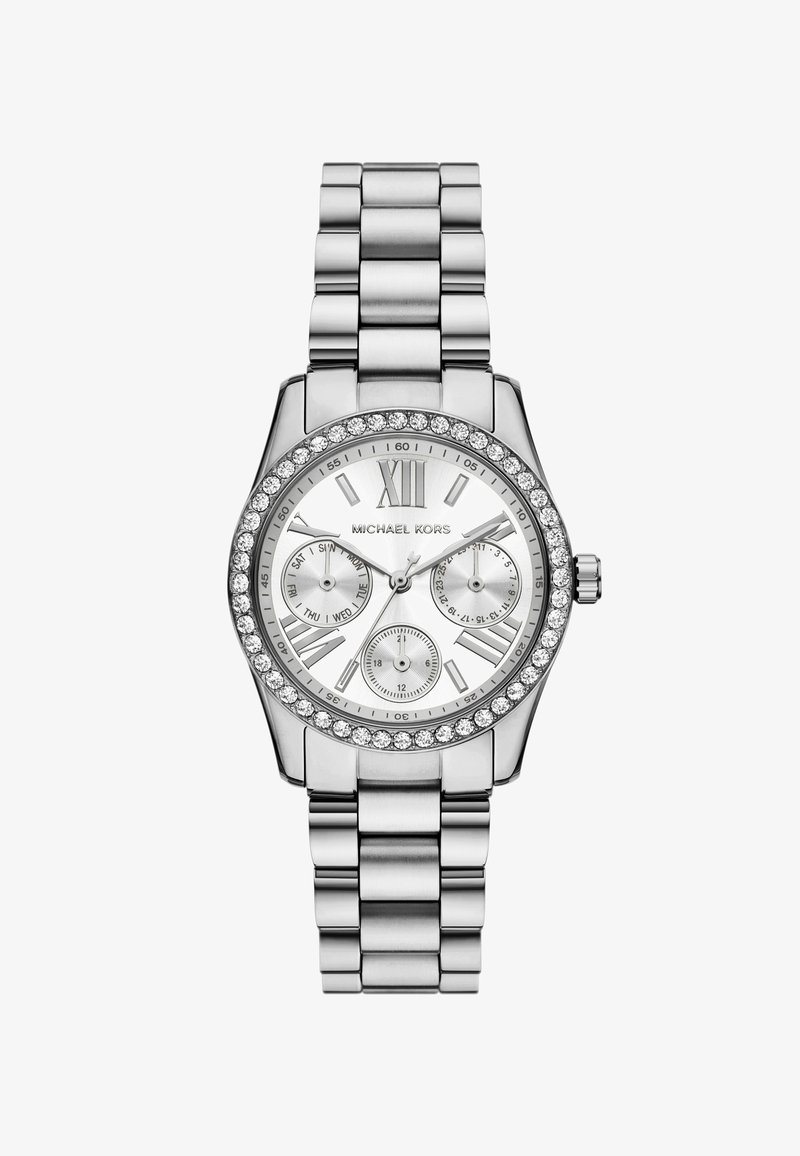 Zilverkleurig metalen horloge met armband, kristallen rand, witte wijzerplaat, Romeinse cijfers, drie subwijzerplaten die dag, datum en 24-uurs tijd tonen.
