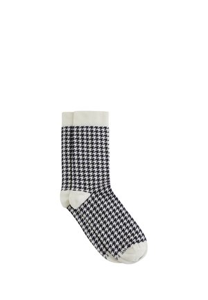 Paar schwarz-weiß karierte Socken mit Hahnentrittmuster, weißen Bündchen, Fersen und Zehen auf weißem Hintergrund.