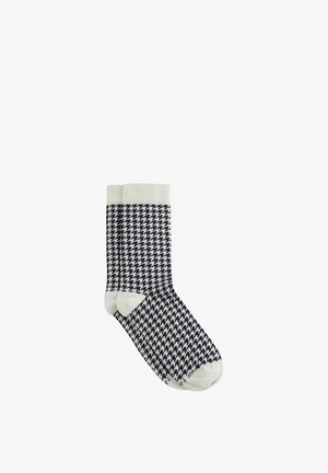 Paar schwarz-weiß karierte Socken mit Hahnentrittmuster, weißen Bündchen, Fersen und Zehen auf weißem Hintergrund.