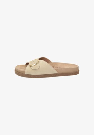 Sandale beige à enfiler avec semelle rembourrée et large bride dotée d'une boucle dorée réglable, conçue pour un usage décontracté.