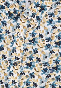 Overhemd met knoopsluiting en een bloemenpatroon met blauwe en gele bloemen op een witte achtergrond, gemaakt van een lichte stof.