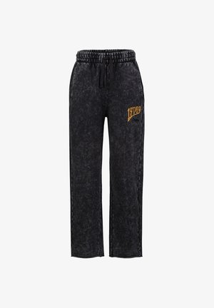 Schwarze gewaschene Sweatpants mit elastischem Bund, Kordelzug und gelbem "19769"-Text am oberen linken Oberschenkel.