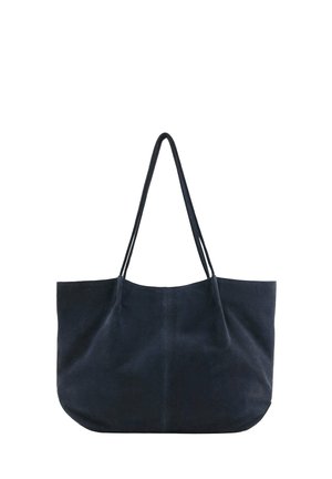 Grande borsa tote in camoscio nero con lunghe sottili doppie tracolle e fondo leggermente curvo.