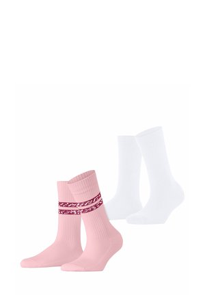 Zwei Paar Socken: ein rosa Paar mit einem gerippten Design und einem kastanienbraunen Streifen in der Mitte der Wade, und ein weißes, glattes Paar in Knöchellänge.