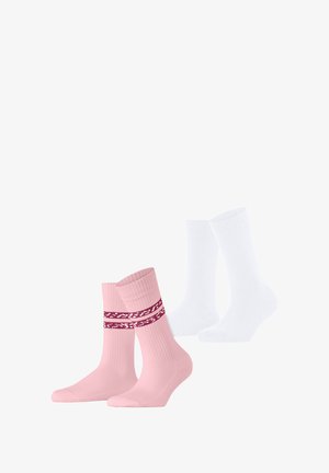 Twee paar sokken: één roze met een geribd ontwerp en een kastanjebruine streep over de middenkalfs, en één witte, gladde en enkel lengte.