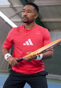 adidas Performance PADEL CAT GRAPHIC TEE - Sports T-shirts - semi lucid red