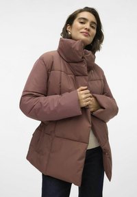 Puffjakke i støvrosefarge, med høy krage, quiltet design og sidelommer, med en glatt tekstur og avslappet passform.