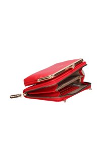 Portafoglio in pelle rossa con hardware dorato, chiusura zip, multiple fessure per carte e superficie texturizzata. Design sottile con scomparti per l'organizzazione.