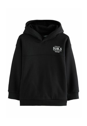 Zwarte hoodie met ribgebreide manchetten en zoom, voorzien van de witte tekst "SUB.5" en locatiegegevens op de linkerkant van de borst.