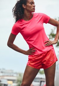 Puma RUN FAVORITE AOP VELOCITY 3" SHORT W - Pantaloni scurți sport - sunset glow/sun stream