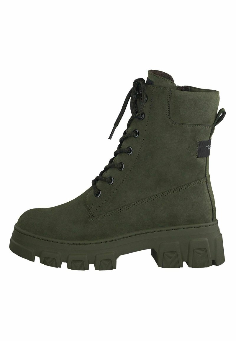 Botte de combat en suède vert foncé à lacets, avec semelle épaisse crantée, col rembourré à la cheville, boucle latérale au talon et œillets métalliques.