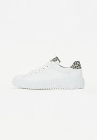 Weiße Sneakers mit einer strukturierten Sohle, die einen Leopardenmuster-Akzent an der Ferse haben. Glattes Leder-Finish, klassisches Schnürdesign.