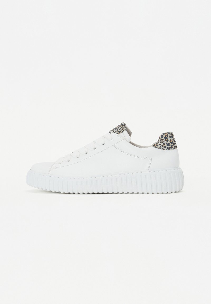 Witte sneakers met een textuur op de zool, voorzien van een luipaardprintaccent op de hiel. Glad leren afwerking, klassiek vetersluiting ontwerp.