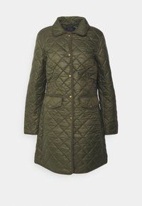 Vadderad långjacka i olivgrön, med krage, tryckknappsstängning och två framfickor med guldaccenter. Mjuk, texturerad tyg.