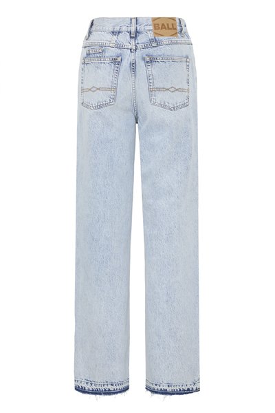 Svijetlo plave traperice s ravnim nogavicama, s dva stražnja džepa, razderanim rubom i smeškim brendiranim logotipom na pojasu.