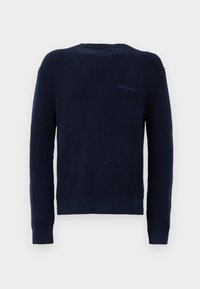 Marineblauwe trui met een gestructureerd breipatroon, geribde ronde halslijn en manchet. Bevat een klein logo aan de linkerkant.