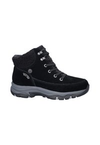 Botas de ante negro de media caña con un cuello texturizado, suela de goma gris y ojales metálicos para los cordones. Presenta el logo en el lateral.