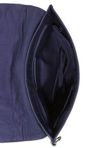 Tmavě modrá látková kabelka na ruku s hladkým povrchem, zipovým uzávěrem a několika vnitřními kapsami pro přehlednost.