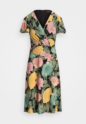 Vestido floral envolvente com mangas curtas e descontraídas, fundo preto, flores vibrantes em rosa e amarelo, e folhas verdes. Fecho com zíper nas costas.
