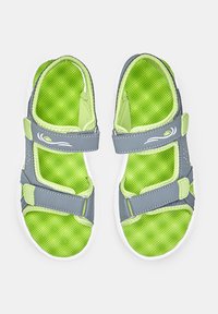 Roheline ja hall sandaalid sisaldavad hingavat võrkmaterjali pealmist osa, reguleeritavaid Velcro rihmu ja kerget valget tallat, millel on tekstureeritud pind.